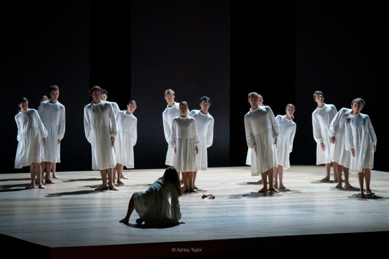 Volksoper _ Mila Schmidt (Jolanthe), Ensemble Ballett © Ashley Taylor_Wiener Staatsballett Kopie